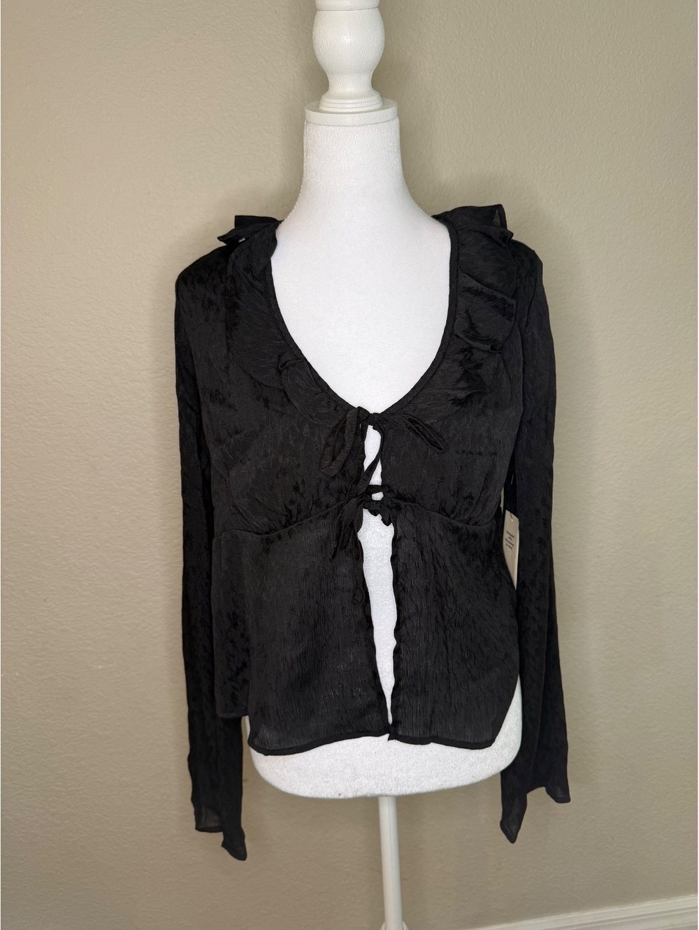 Reseller bundle. 6 count No Boundaries Women’s Large Black Tie front blouse